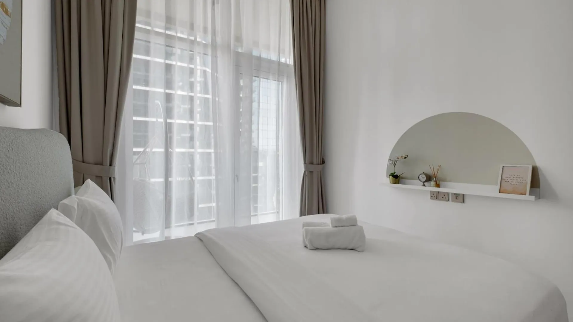 2Br Luxury Retreat - Stunning Canal And Sea View Dubai Lägenhet